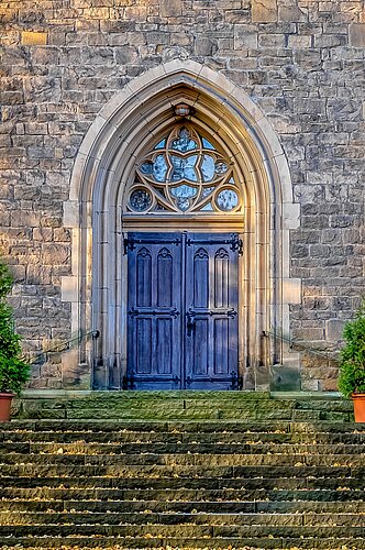 Hauptportal mit Treppenaufgang